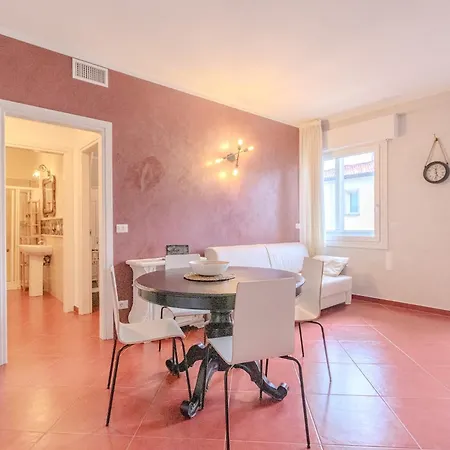 Train Station Apartment *
